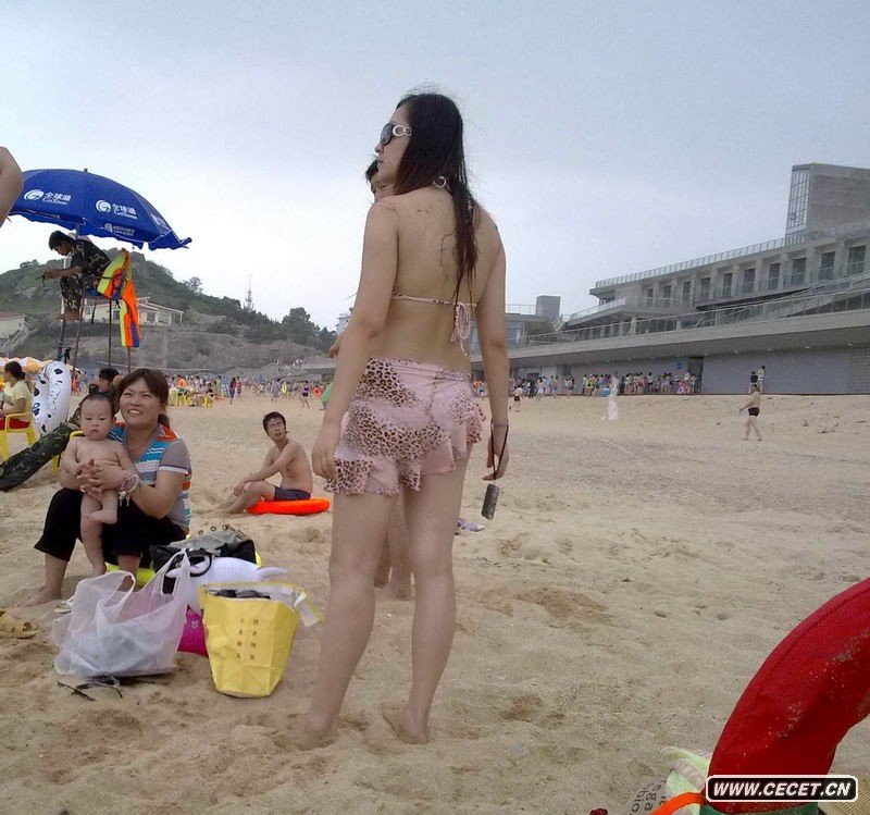 最新海滩游泳美女与小巷独特小店的探索之旅
