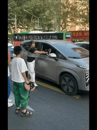 小三被打最新视频背后的温馨小故事，友情的守护与日常